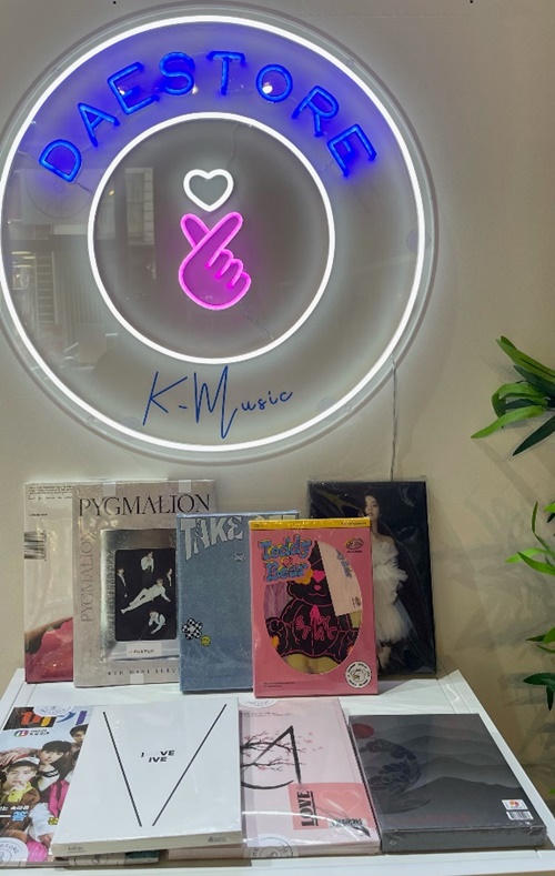 Sous le néon de la boutique, une sélection d’albums faite par Charline. © Marina Panto