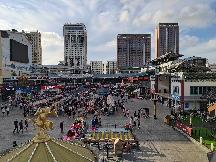 到了晚上尤其热闹的韩乐坊夜市区。韩宣网名誉记者白若晶 摄