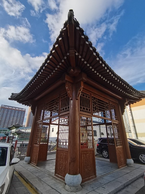 韩乐坊内的韩式传统建筑“鼓楼”。韩宣网名誉记者白若晶 摄