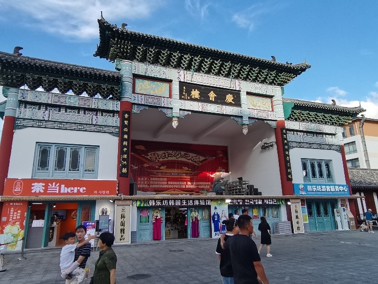 韩乐坊内以首尔景福宫的“庆会楼”命名的舞台。韩宣网名誉记者白若晶 摄