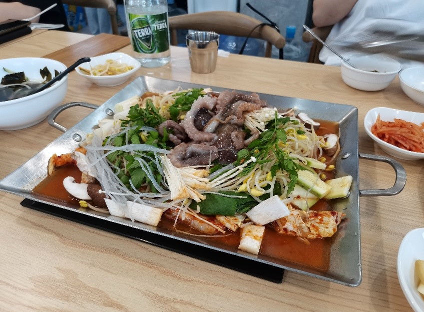 韩乐坊有很多韩国人开的韩料店，可以体验烤年糕、韩式烧烤、韩式寿司、烧酒等韩国美食。我第一次尝试了活章鱼料理，但不是生食。韩宣网名誉记者白若晶 摄
