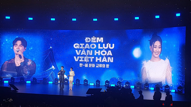 Phần dẫn dắt bởi MC Huyền Trang và MC Lee Daehwi đã khiến cho không khí đêm nhạc hội trở nên sôi động, hấp dẫn hơn. (Ảnh: Hoàng Xuân Tùng) 