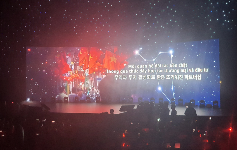 Thông điệp ý nghĩa về mối quan hệ giữa Việt Nam - Hàn Quốc được trình chiếu trong đêm nhạc hội. (Ảnh: Hoàng Xuân Tùng) 