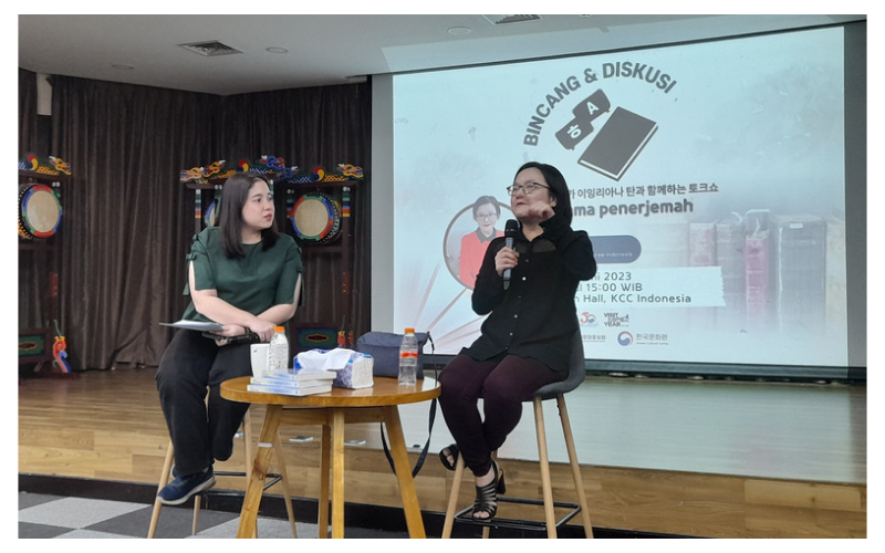 Annisa sebagai moderator acara (kiri) dan Iingliana yang sedang menceritakan pengalaman dirinya memulai belajar bahasa Korea dan karirnya sebagai penerjemah (kanan) (Hurum Maqshuro)