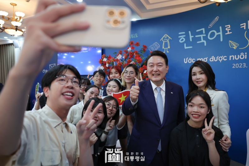 Trong ngày đầu tiên đến thăm Việt Nam, Tổng thống Hàn Quốc Yoon Suk Yeol và Đệ nhất phu nhân Kim Keon Hee đã có dịp gặp mặt, trò chuyện với các bạn sinh viên, học sinh Việt Nam đang theo học tiếng Hàn. (Ảnh: Văn phòng Tổng thống Hàn Quốc)