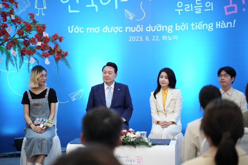 Nguyễn Tiến Huy là một trong ba bạn trẻ Việt Nam có vinh dự được ngồi cạnh vợ chồng Tổng thống Hàn Quốc, tham gia trò chuyện và phát biểu trước Tổng thống Yoon Suk Yeol. (Ảnh: Minh Quang, Nguyễn Tiến Huy)