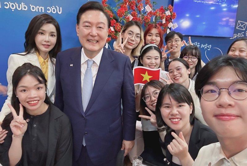 Vợ chồng Tổng thống Hàn Quốc tham gia chụp ảnh selfie với Nguyễn Tiến Huy và các bạn trẻ Việt Nam có mặt trong sự kiện. (Ảnh: Nguyễn Tiến Huy)
