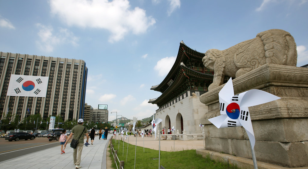 El palacio Gyeongbokgung, ubicado en el centro de Seúl, está rodeado de unos edificios modernos.