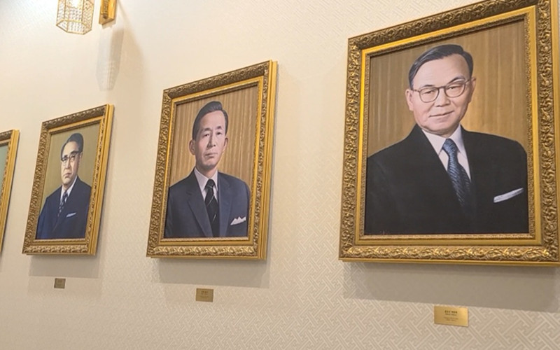 La foto muestra las fotografías de algunos expresidentes de Corea del Sur, las cuales estarán exhibidas hasta el 28 de agosto, en las instalaciones de Cheong Wa Dae, el antiguo complejo presidencial.