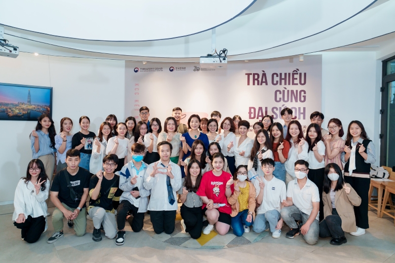 Mình và nhiều bạn trẻ khác đã có cơ hội gặp gỡ, giao lưu với bà đại sứ trong sự kiện “Tiệc trà chiều cùng Đại sứ Oh Young Ju” được tổ chức vào tháng 11/2022. (Ảnh: Trang Facebook của Trung tâm Văn hóa Hàn Quốc tại Việt Nam)