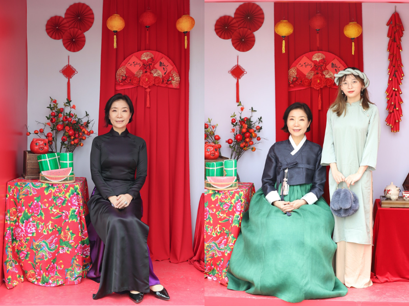 Hình ảnh Đại sứ Oh Young Ju mặc áo dài, Hanbok (trang phục truyền thống Hàn Quốc) và check in tại sự kiện “Chuyến picnic mùa xuân tại Đại sứ quán Hàn Quốc” đã để lại ấn tượng sâu sắc trong lòng các bạn trẻ. (Ảnh: Trang Facebook của Trung tâm Văn hóa Hàn Quốc tại Việt Nam)