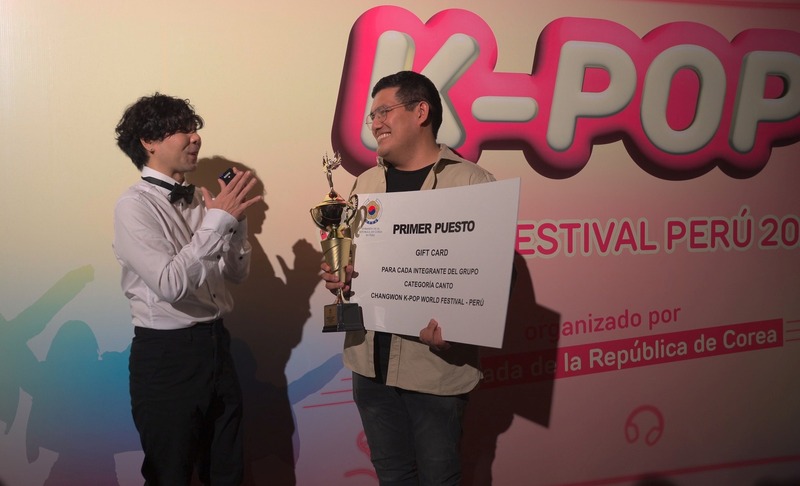 Durante este evento artístico, se realizaron presentaciones de grupos y artistas como Lee Hi, Kim Na-young y Mad Clown, Ateez, BTS, Enhypen, entre otros. La fotografía muestra a Stevens Gutiérrez, ganador de la categoría canto del K-pop World Festival Perú 2023. | Embajada de Corea en Perú