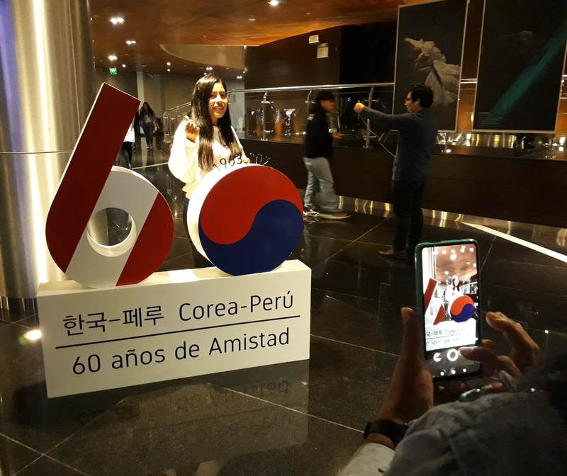 Los asistentes también tuvieron la oportunidad de capturar este momento cultural en el hall del Gran Teatro Nacional, lugar en el que se exhibió el logo oficial de los sesenta años de las relaciones diplomáticas entre Corea y Perú. | Liz Paucar Nureña