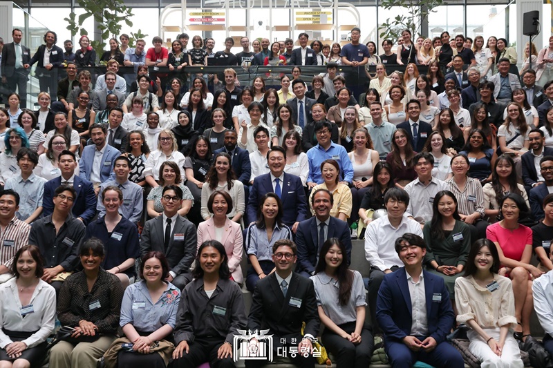 Photo 2 Le président lors de sa visite avec des jeunes de tous pays. © Bureau présidentiel