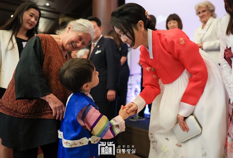 Photo 6 Louis et la Première dame Kim Keon Hee. © Bureau présidentiel
