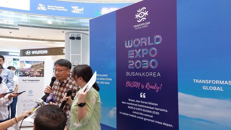 Wakil Duta Besar Republik Korea untuk Republik Indonesia, Soo-Deok Park, menjawab berbagai pertanyaan beberapa teman media mengenai Busan sebagai salah satu kandidat World Expo 2030.