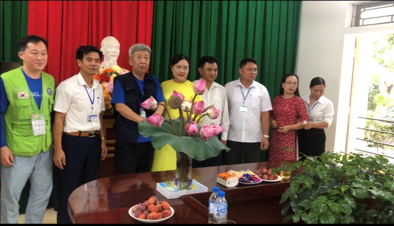 Buổi gặp gỡ giữa Bác Trưởng Đoàn đại diện cho đoàn sinh viên Hàn Quốc và Cô Hiệu Trưởng trường Tiểu học & THCS Đông Phú. (Ảnh: Hoàng Thị Phương Thảo)