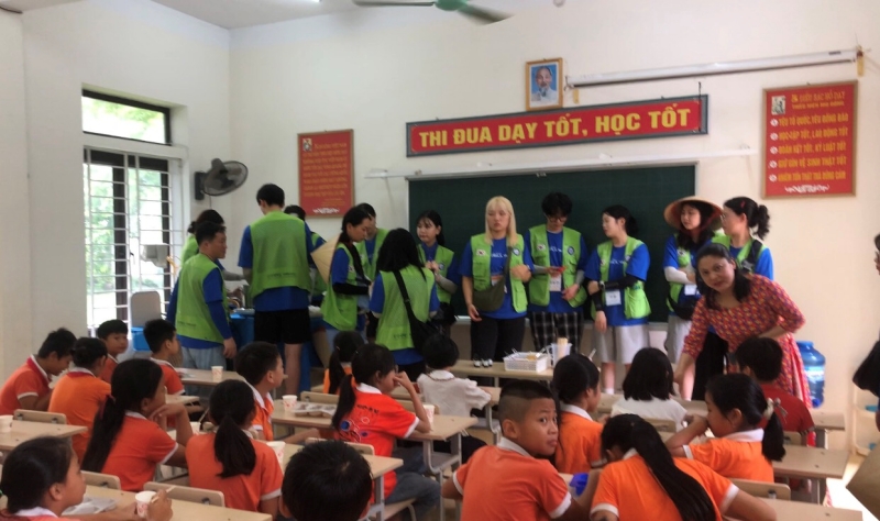 Đoàn sinh viên Hàn Quốc đang chuẩn bị các hoạt động trải nghiệm cho các em học sinh (Ảnh: Hoàng Thị Phương Thảo)