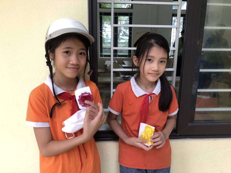 Các em học sinh được trải nghiệm làm xà phòng tái chế. (Ảnh: Hoàng Thị Phương Thảo)