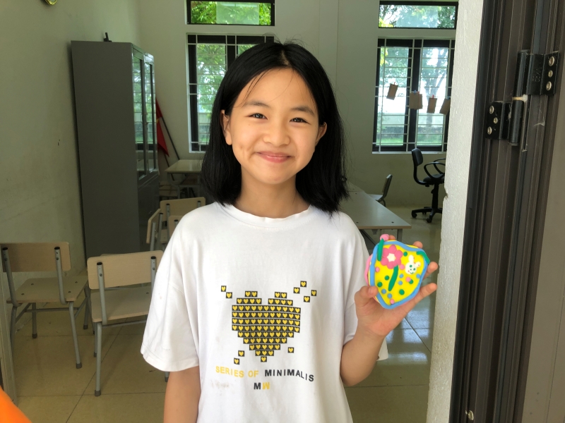 Em học sinh hoàn thành tác phẩm đất sét trên gương. (Ảnh: Hoàng Thị Phương Thảo)