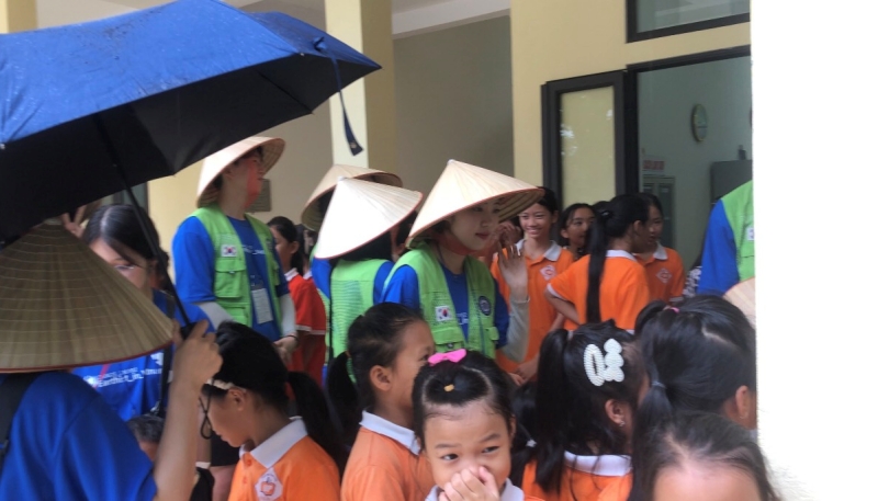 Buổi đầu gặp gỡ giữa các bạn sinh viên Hàn Quốc và các em tiểu học. (Ảnh: Hoàng Thị Phương Thảo)