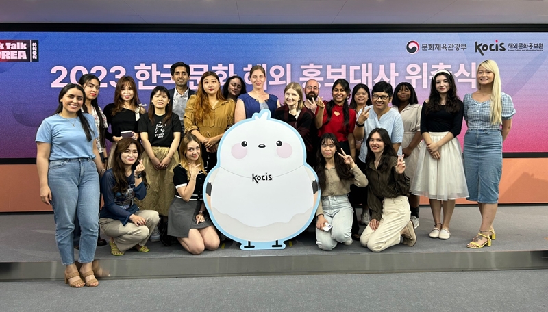 KOREA.net名誉記者やインフルエンサーの方々と写真撮影風景