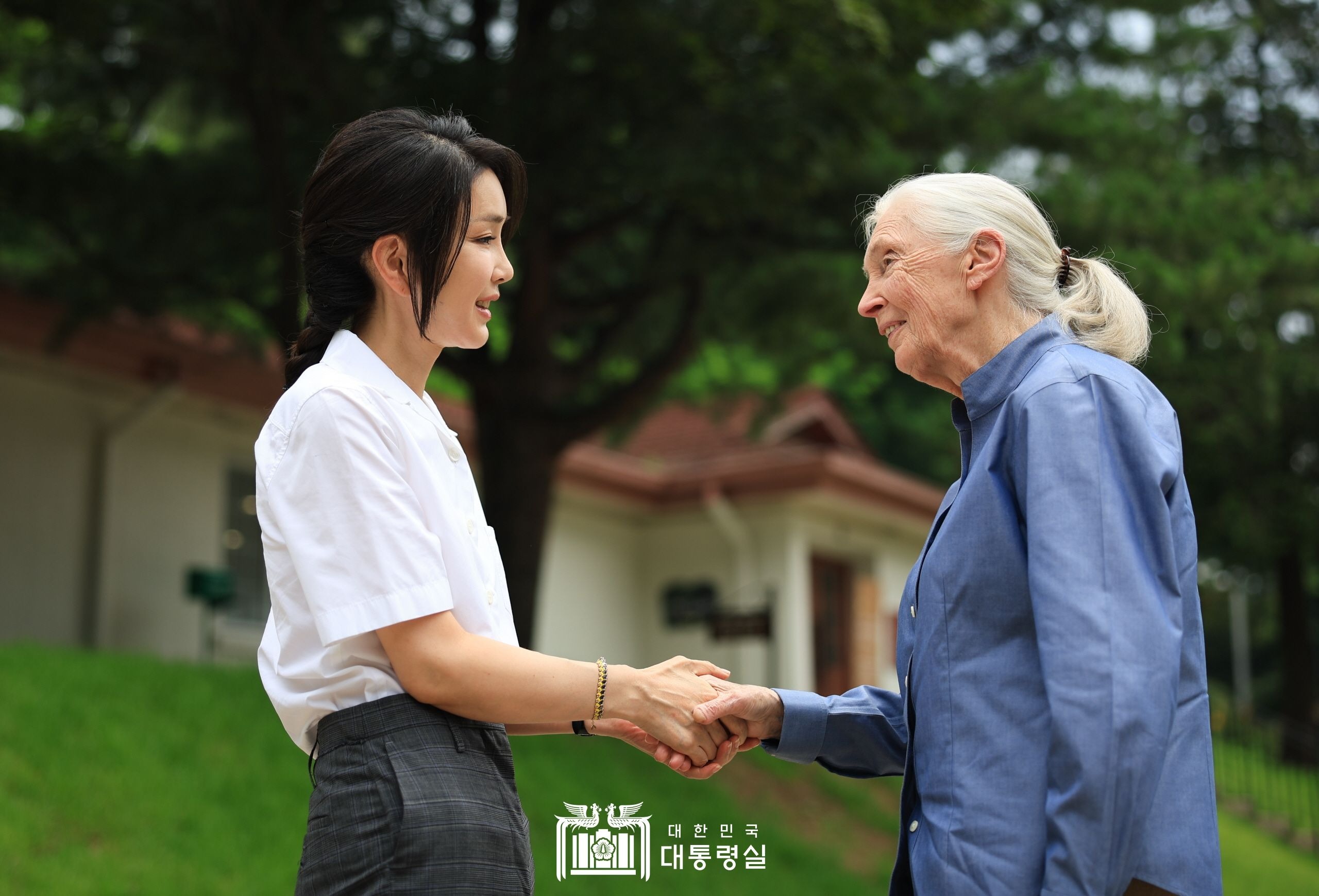 La Première dame Kim Keon Hee et Jane Goodall le 7 juillet au jardin d’enfants de Yongsan à Séoul. © Bureau présidentiel