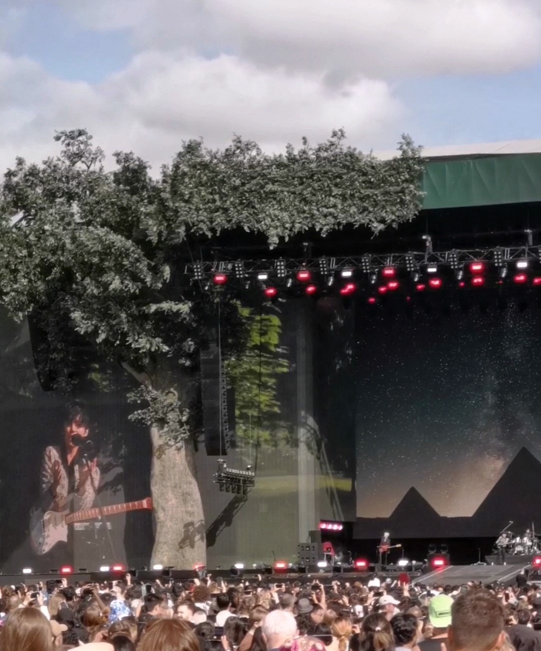 The Rose sur la Great Oak Stage avec le chêne intégré dans les décors.