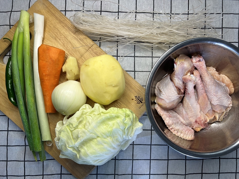 Các nguyên liệu cho món Andong Jjimdak. (Ảnh: Lưu Hoàng Nhi) 