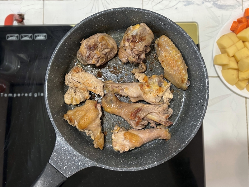 Áp chảo thịt gà đến khi thịt mặt thịt chuyển màu vàng. (Ảnh: Lưu Hoàng Nhi)