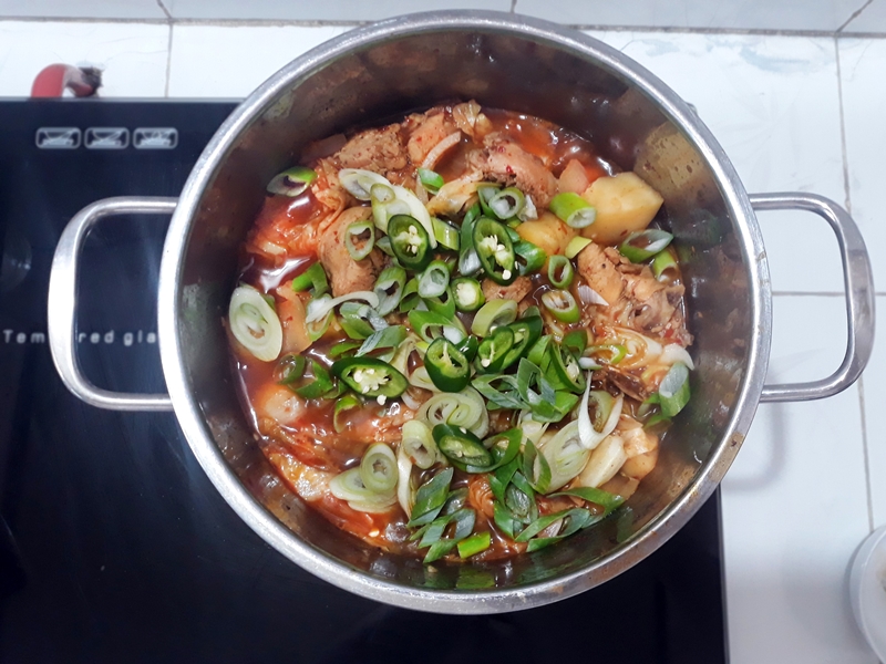 Cuối cùng cho thêm tỏi tây và ớt sừng. (Ảnh: Lưu Hoàng Nhi)