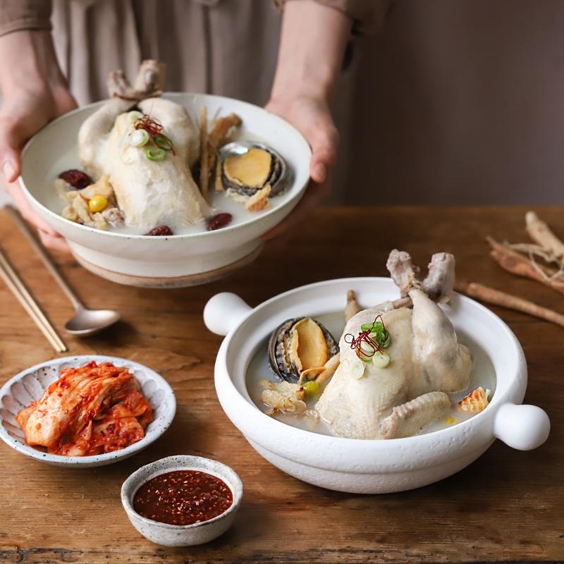 韩国人三伏天爱吃的参鸡汤。图片来源：Youtube Wife’s Cuisine