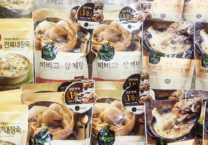图为韩国超市内琳瑯满目的即食参鸡汤。韩宣网名誉记者林莉芸 摄