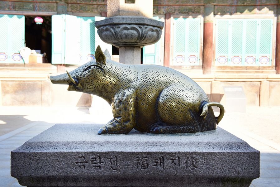 Cochon d'or au temple Bulguksa Geuknakjeon. ©️ Administration du patrimoine culturel