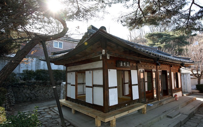 Les hanok sont légèrement surélevées au-dessus du sol. © Korea.net DB