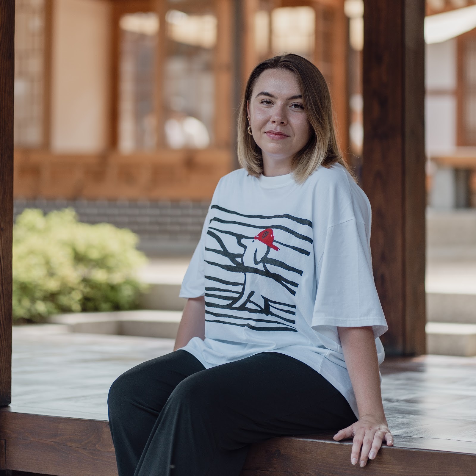 Portrait d'Anne-Claire Duval dans une Hanok en Corée du Sud. ©️ Anne-Claire Duval
