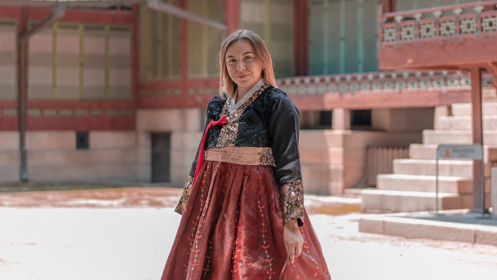 Portrait d'Anne-Claire Duval en Hanbok en Corée du Sud. ©️ Anne-Claire Duval
