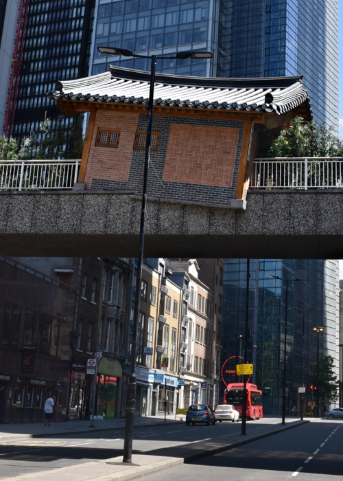 Инсталляция Со До Хо «Bridging Home» 2018 года, установленная в Лондоне. / Фото: Flickr Loco Steve