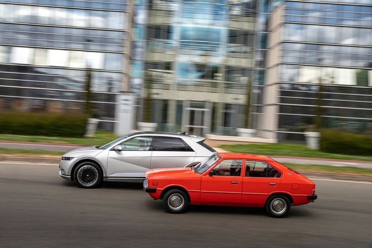La Pony rouge et la Ioniq grise.