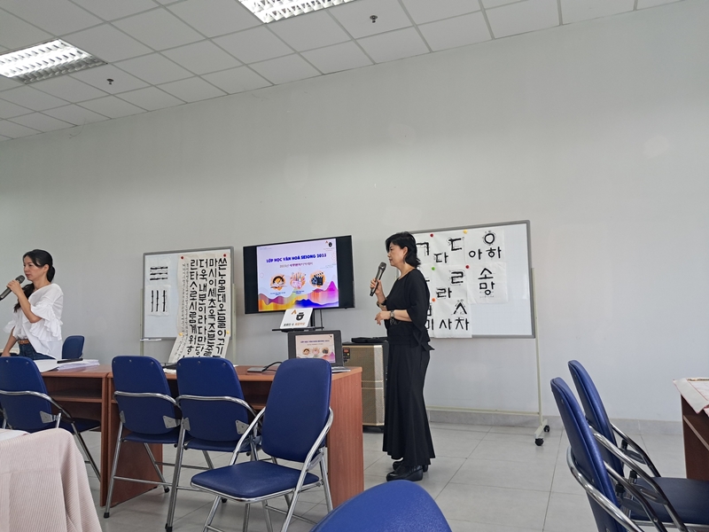Nghệ nhân Hong Sun Ran không chỉ giới thiệu sơ qua về Thư pháp Hàn Quốc mà còn so sánh với các nước khác như Trung Quốc và Nhật Bản. (Ảnh: Nguyễn Khánh Tuệ)