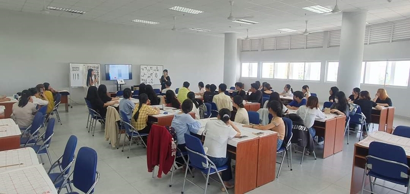 Các bạn tham gia tập trung lắng nghe tại lớp học Thư pháp Hàn Quốc. (Ảnh: Học viện King Sejong Hồ Chi Minh 6)