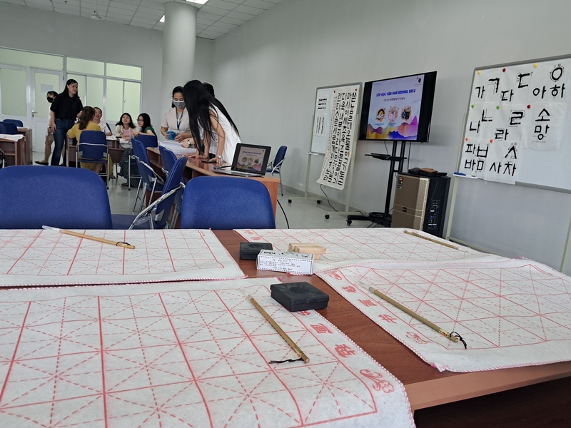 Tất cả những bạn tham gia đều được Ban tổ chức chuẩn bị đầy đủ đồ dùng cần thiết trong Thư pháp Hàn Quốc. (Ảnh: Nguyễn Khánh Tuệ)