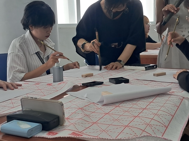 Tất cả các bạn tham gia đều được Nghệ nhân chỉnh sửa và góp ý từng nét chữ. (Ảnh: Nguyễn Khánh Tuệ)