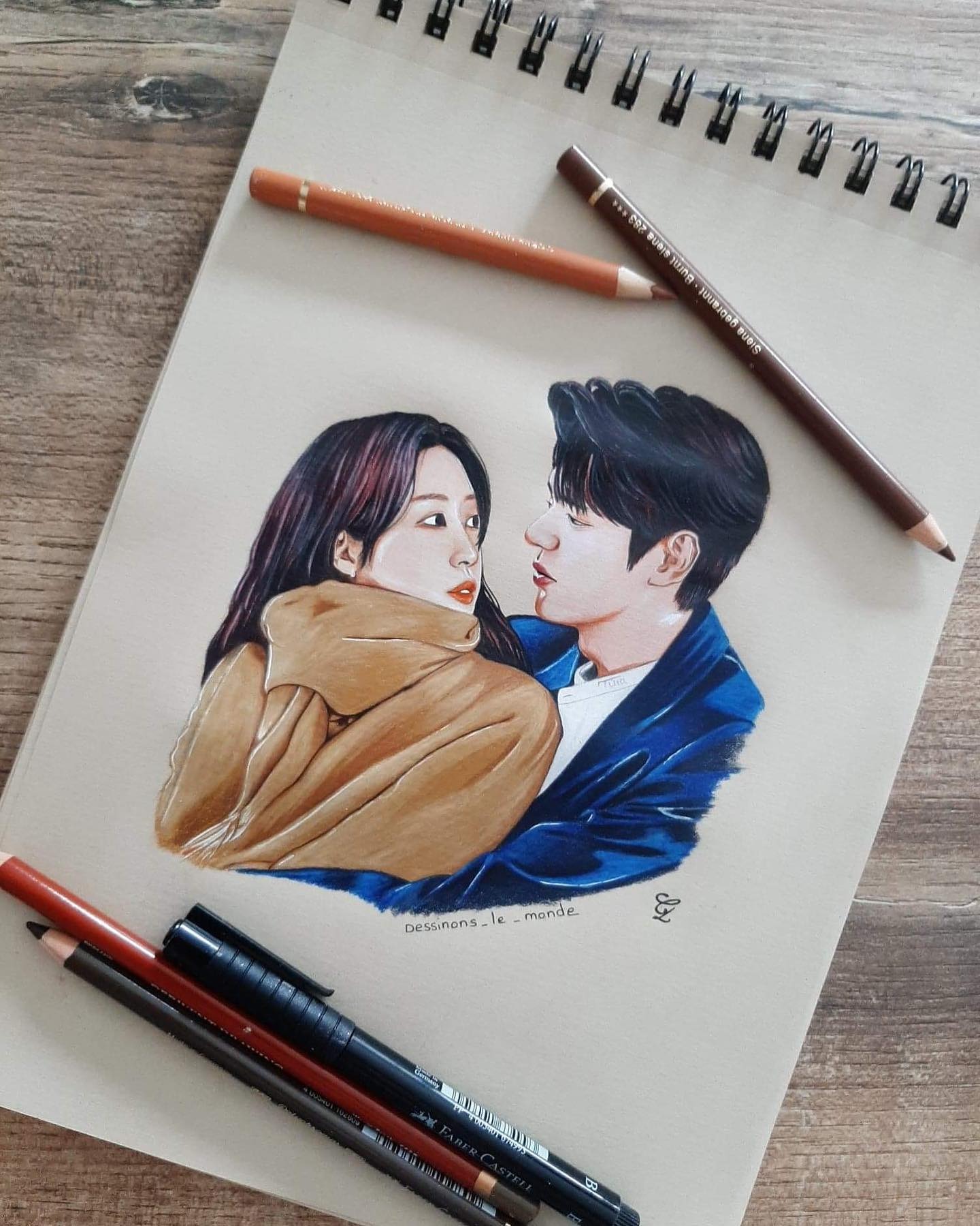 Avec ses crayons Derwent The King Eternal Monarch. © Compte Instagram de Charlène