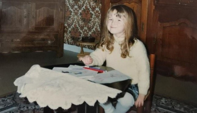 Charlène enfant déjà avec ses crayons.