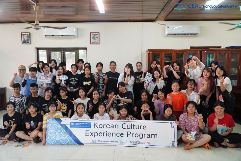 Đoàn tình nguyện chụp ảnh cùng các em học sinh tại Làng trẻ em SOS Hà Nội. (Ảnh: Trung tâm GEA Lifelong Education)
