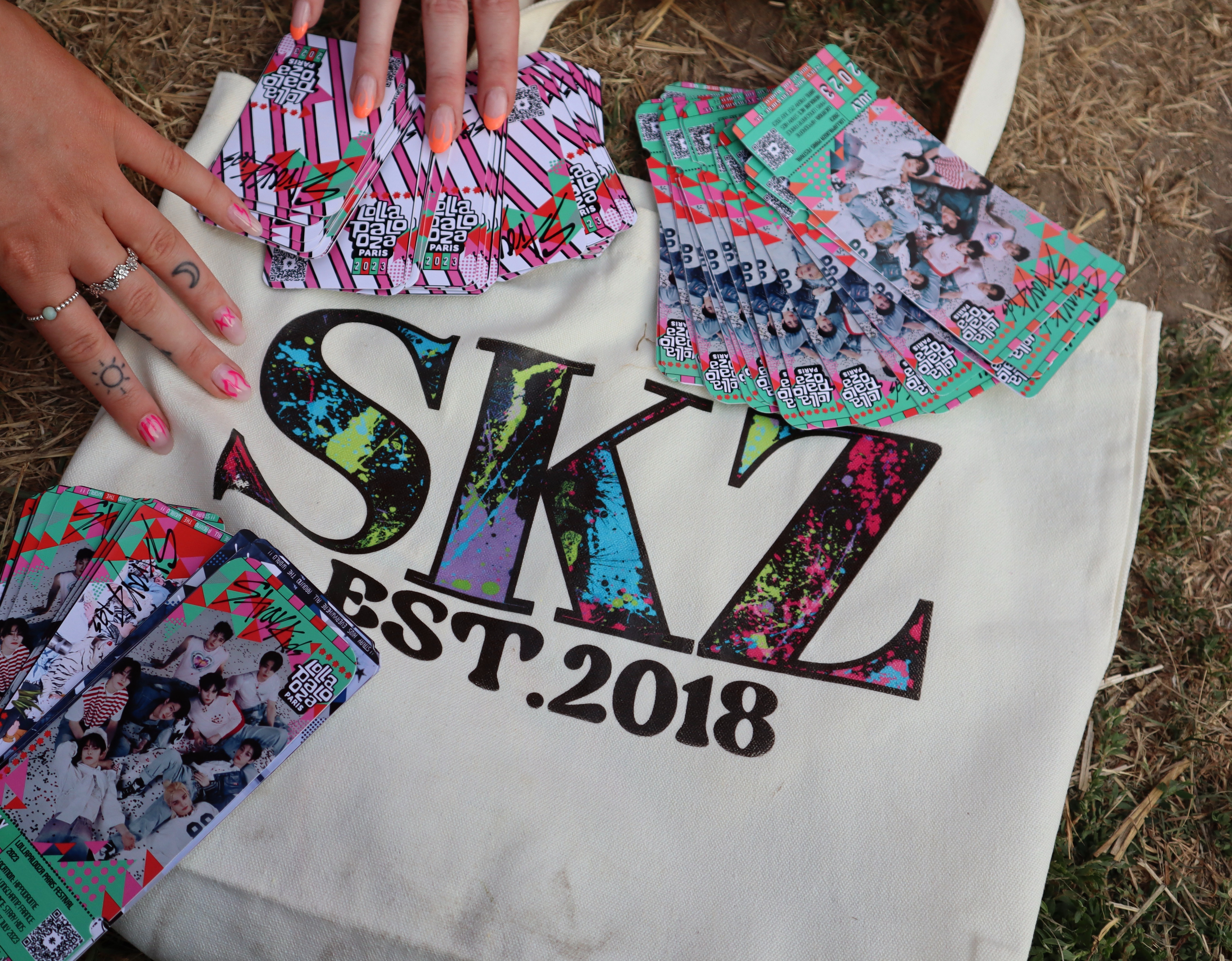 L’artiste britannique Aimee a conçu et distribué des produits inspiré du groupe Stray Kids et aux couleurs du festival, afin que les fans puissent repartir avec un souvenir.