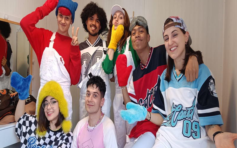 Los integrantes de 'Red Flag' se toman una foto portando un vestuario alusivo a la canción 'CANDY'. | Red Flag