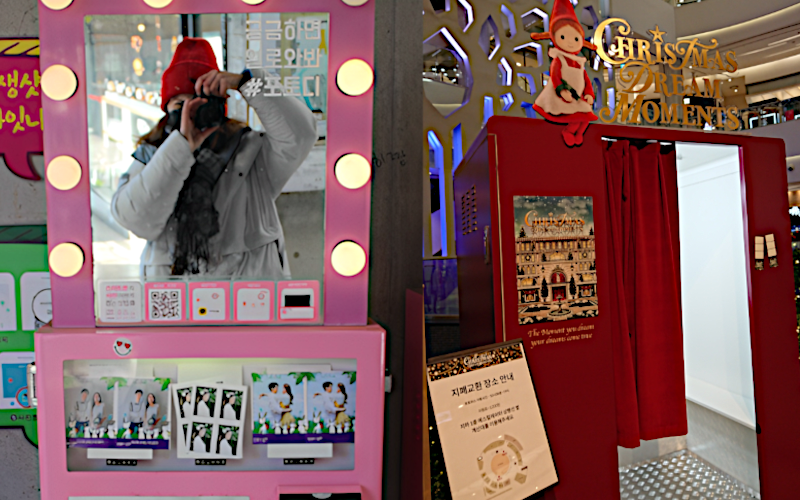 Spaßbilder können in Südkorea an verschiedenen Orten gemacht werden. Unter anderem an offenen Fotoautomaten oder geschlossenen Fotoautomatkabinen. © Jasmin Mikolay