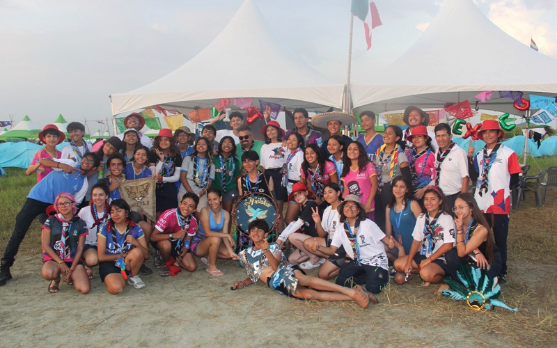 La delegación mexicana se toma una foto conmemorativa en la sede del 25º Jamboree Scout Mundial, en el condado de Buan-gun, en la provincia de Jeollabuk-do. 